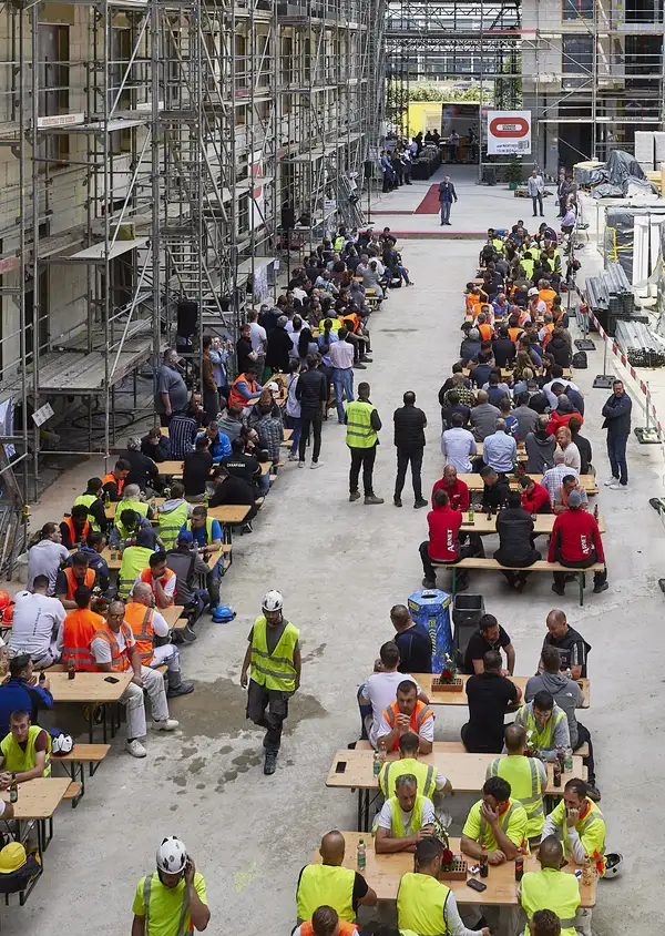 Wichtiger Meilenstein erreicht: Aufrichtfest im nachhaltigen Quartier Nidfeld in Kriens (LU) für die 2. Etappe!