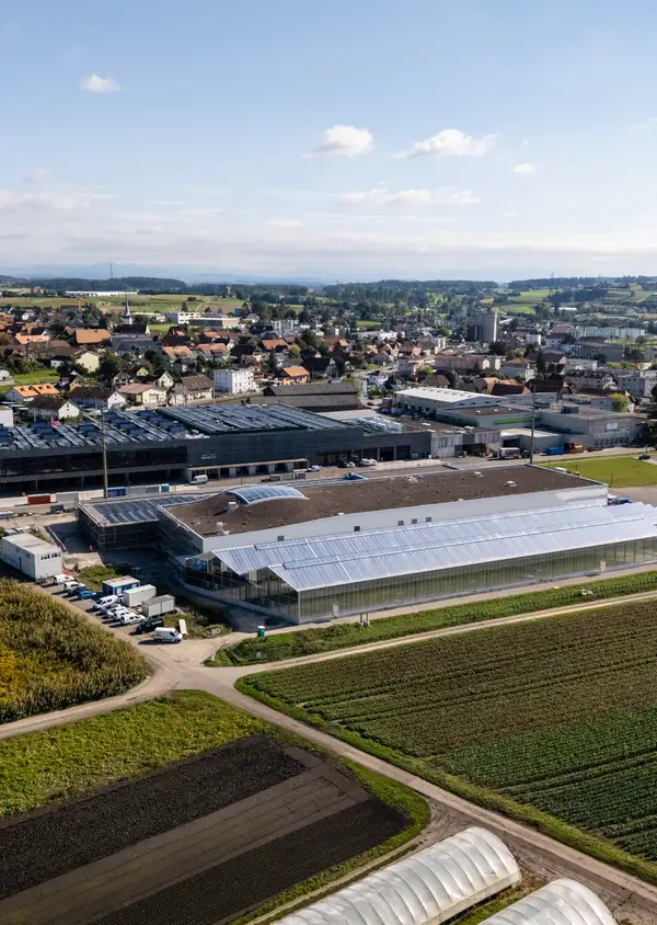 Übergabe des Neubaus der Blumenbörse West in Kerzers (FR) an die zufriedene Kundin!